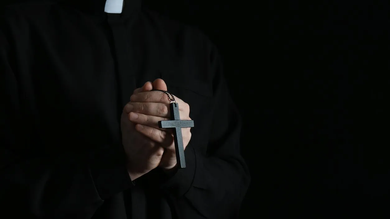 «Силою Христа»: человек в рясе сорвал слушания в Конгрессе США