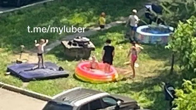 Жители Люберец устроили курортную зону прямо во дворе многоэтажки