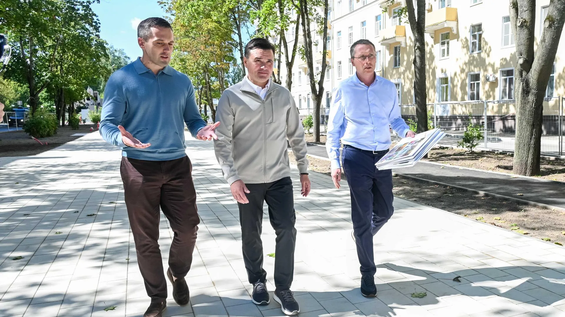 Андрей Воробьев проверил ход благоустройства пешеходной зоны на Центральной улице в Дубне