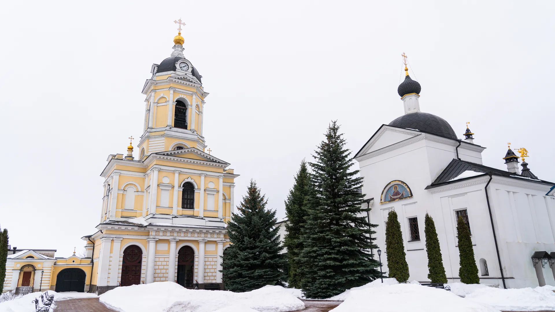 Надвратный храм Трех Святителей. Высоцкий ставропигиальный мужской монастырь в Серпухове зимой