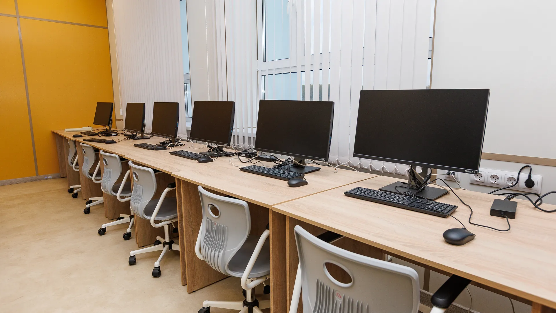 Компьютерный класс в воспитательно-образовательном комплексе «Успех» (Гимназия № 5) в Дзержинском