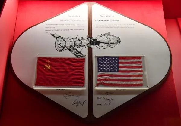 Планшет с флагами СССР и США, которые находились на борту космических кораблей «Союз» и Аполлон» во время первого международного пилотируемого космического полета в июле 1975 года