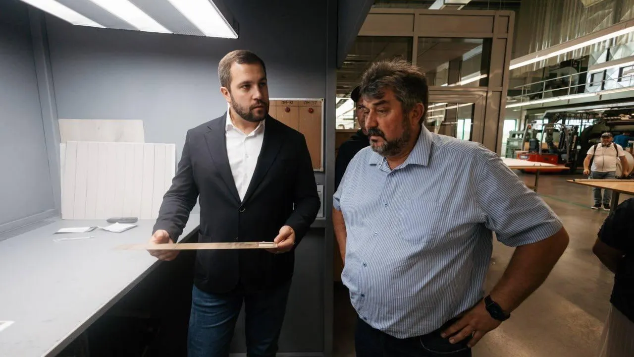 Глава округа Чехов посетил завод «Шаттдекор» в рамках выездной администрации