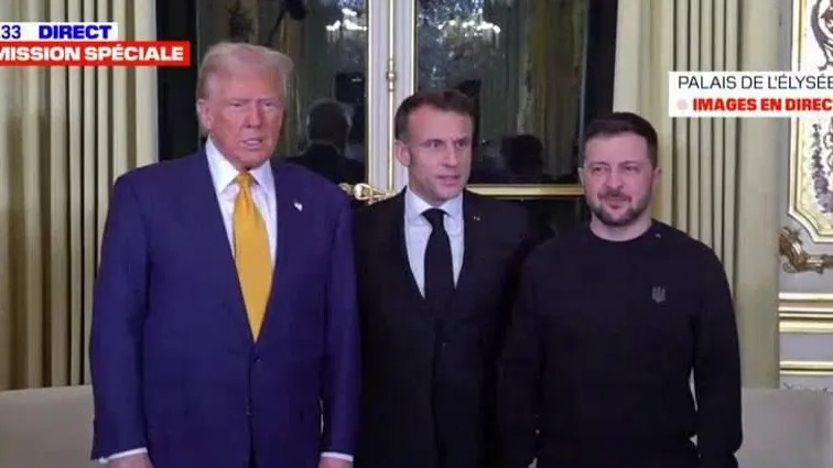 «Трус, балбес, бывалый»: в Сети высмеяли Трампа в цветах украинского флага с Макроном и Зеленским