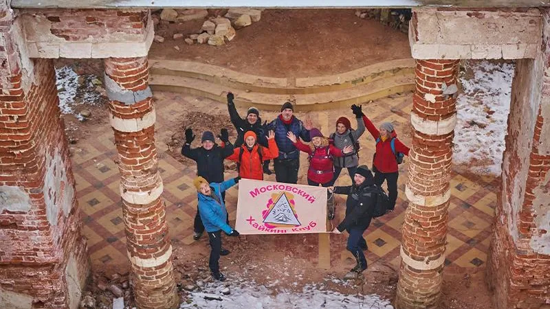 Ты узнаешь их по лампочкам! Группа энтузиастов бесплатно проводит необычные походы по Подмосковью 