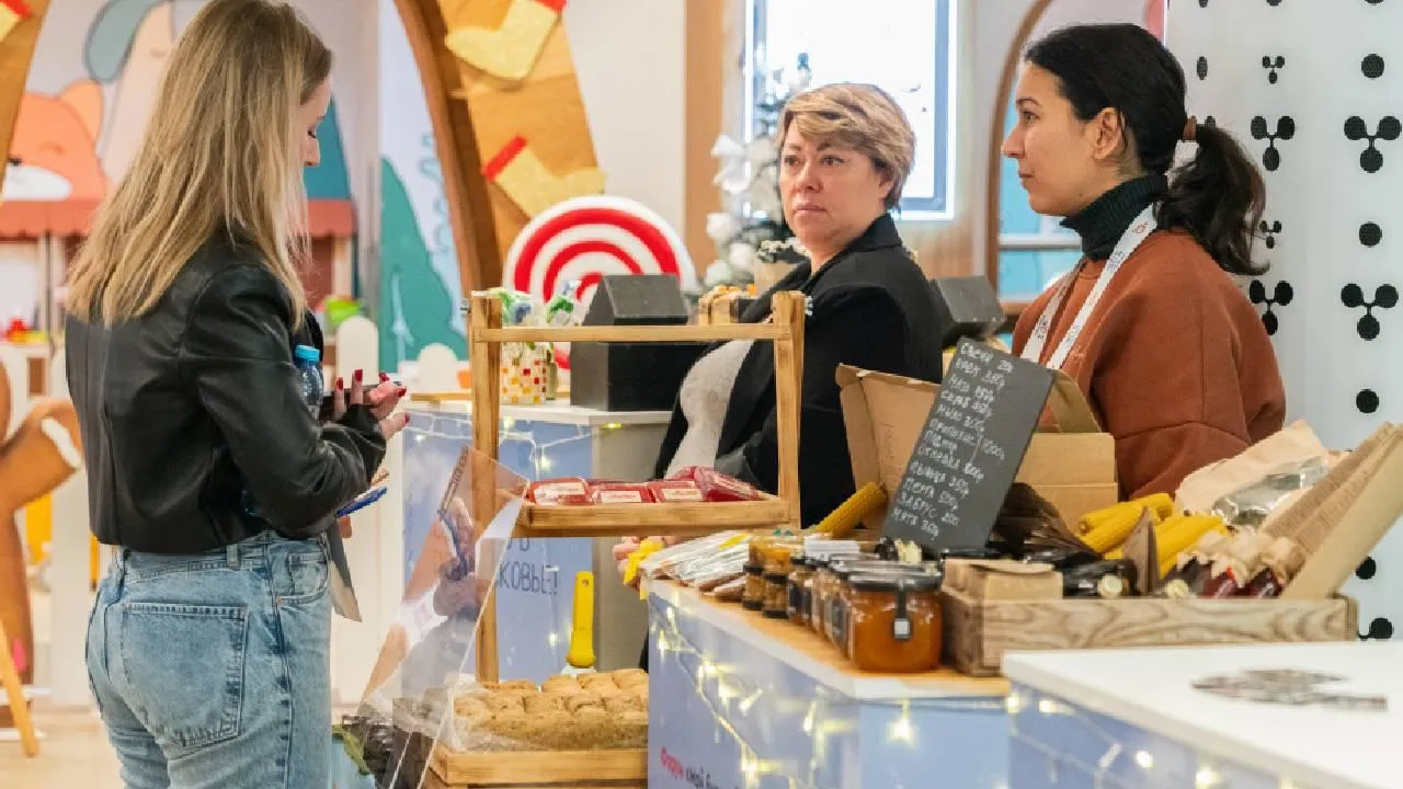 Фермерские сокровища и новогодние украшения: гид по ярмарке в Кемерове