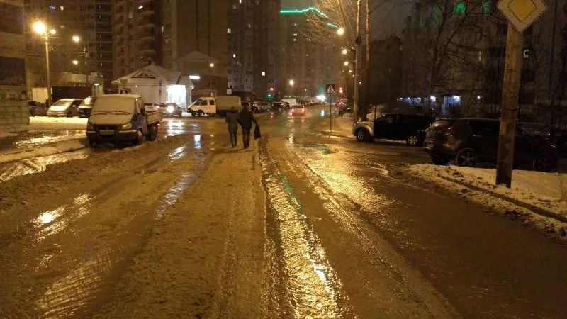 Улицы вокруг элитного ЖК затопило ржавой водой в Сергиевом Посаде 