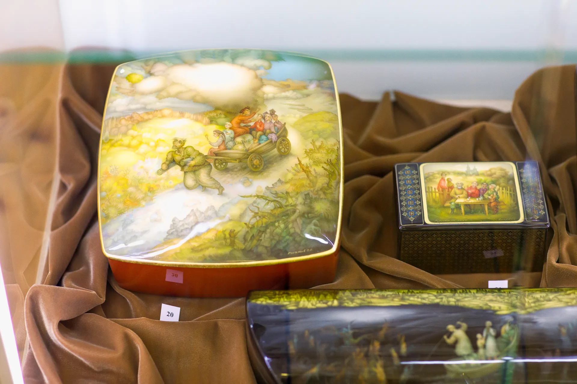 Шкатулка в технике лаковой миниатюры Федоскино на выставке «Фантазии полет и рук творенье…»