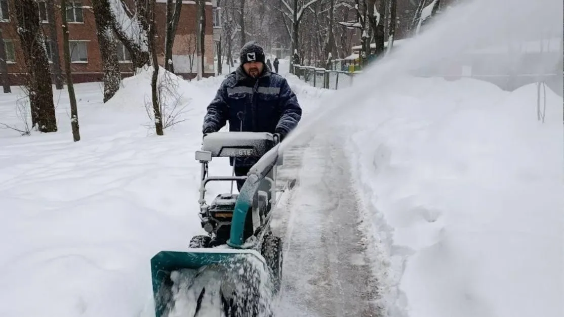 В Подмосковье из-за сильного снегопада перевели на усиленный режим работы дорожные и коммунальные службы