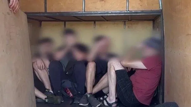 Уклонисты с Украины попытались уехать в Молдавию в тайнике фургона