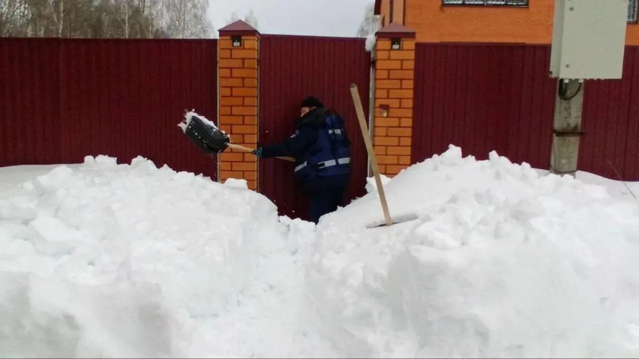 Работники ГКУ МО «Мособлпожспас» в пяти округах помогли пенсионерам, попавшим в снежный плен