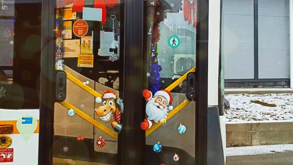 Общественный транспорт в Московской области украсили к Новому году