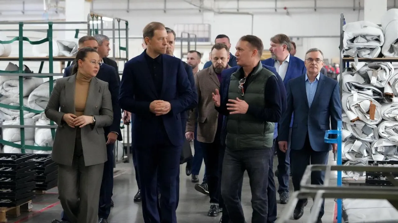 Денис Мантуров и Екатерина Зиновьева побывали на производстве подмосковной фабрики «Живые диваны»