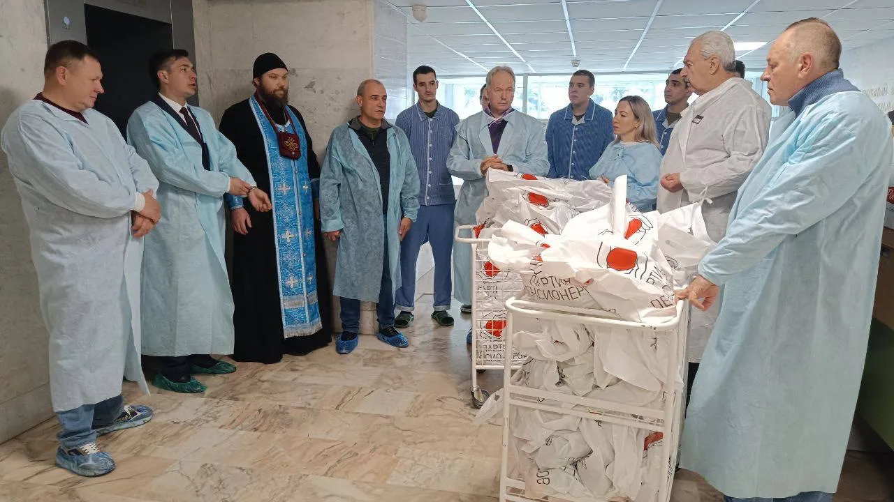 Замглавы администрации Краснознаменска Андрей Петяев (крайний слева), глава Краснознаменска Владимир Пирогов (четвертый слева), председатель Совета депутатов Александр Мостковой (второй справа) в госпитале Минобороны. Фото: Администрация Краснознаменска