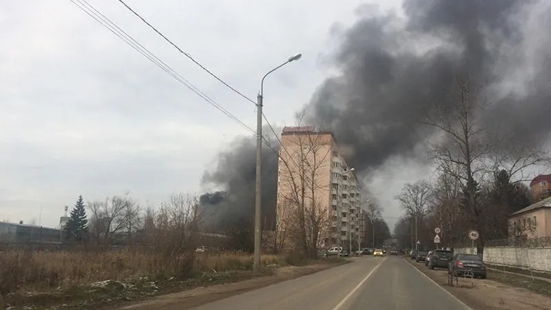 Склад горит в Чехове. Жителям рекомендуют не выходить на улицу 