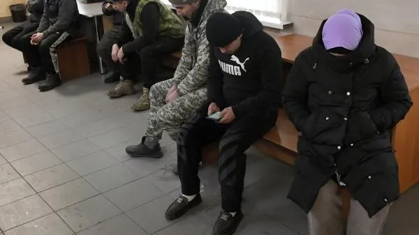 Родители и опекуны детей-мигрантов, нежелательно пребывающих в России, получат такой же статус