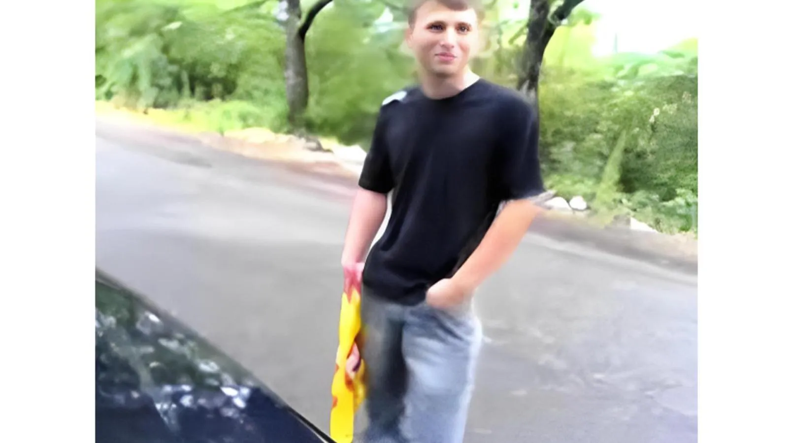 Кадр из видеозаписи убийц: Супрунюк перед убийством, в желтом пакете спрятан молоток, с которым он напал на жертву. Aquí en Vivo.
