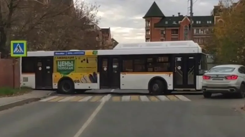 Автобус перекрыл дорогу на маленьком перекрестке в Химках