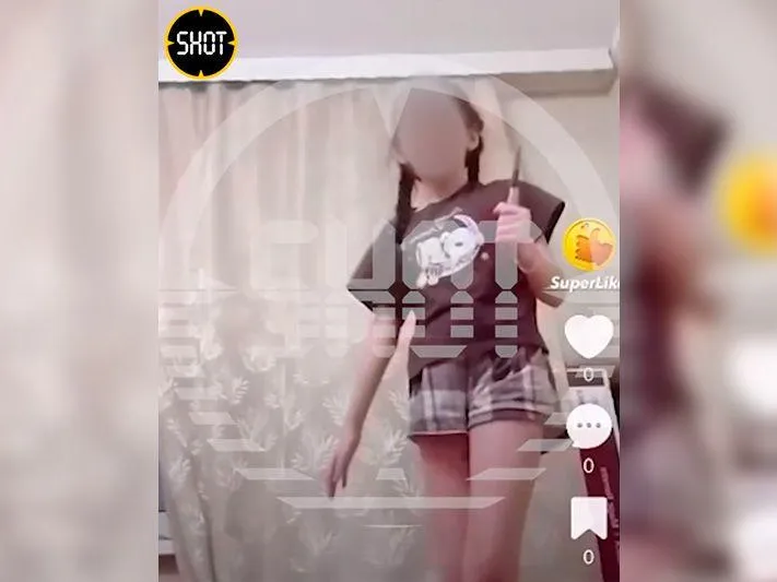 «Выселить семью на Украину»: в соцсети осудили первоклассницу, порвавшую флаг РФ на видео