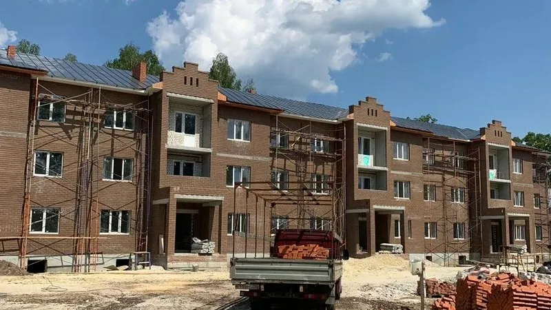 Дом для 110 переселенцев достроят в Рошале в III квартале