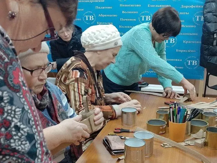 «Жестяная банка и желание помогать»: учитель трудов открыла курсы по изготовлению окопных свечей