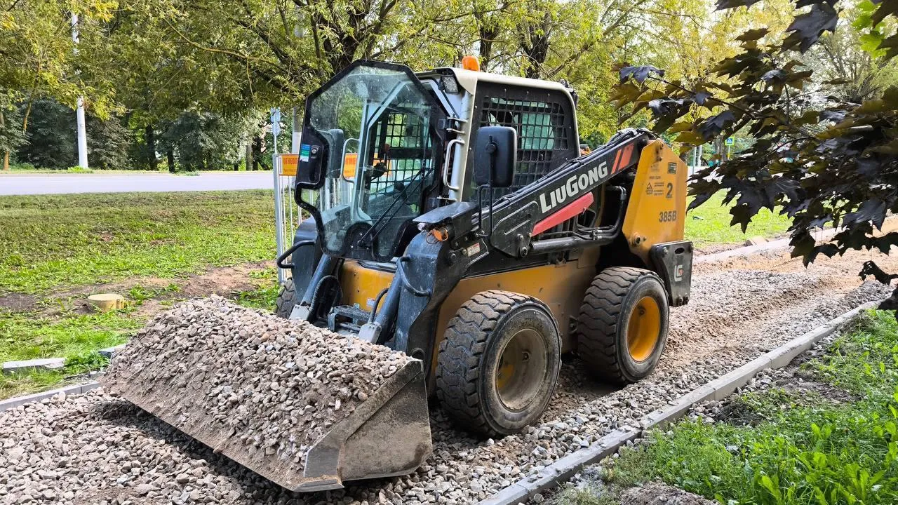 Строительство семи новых тротуаров продолжается в Подмосковье