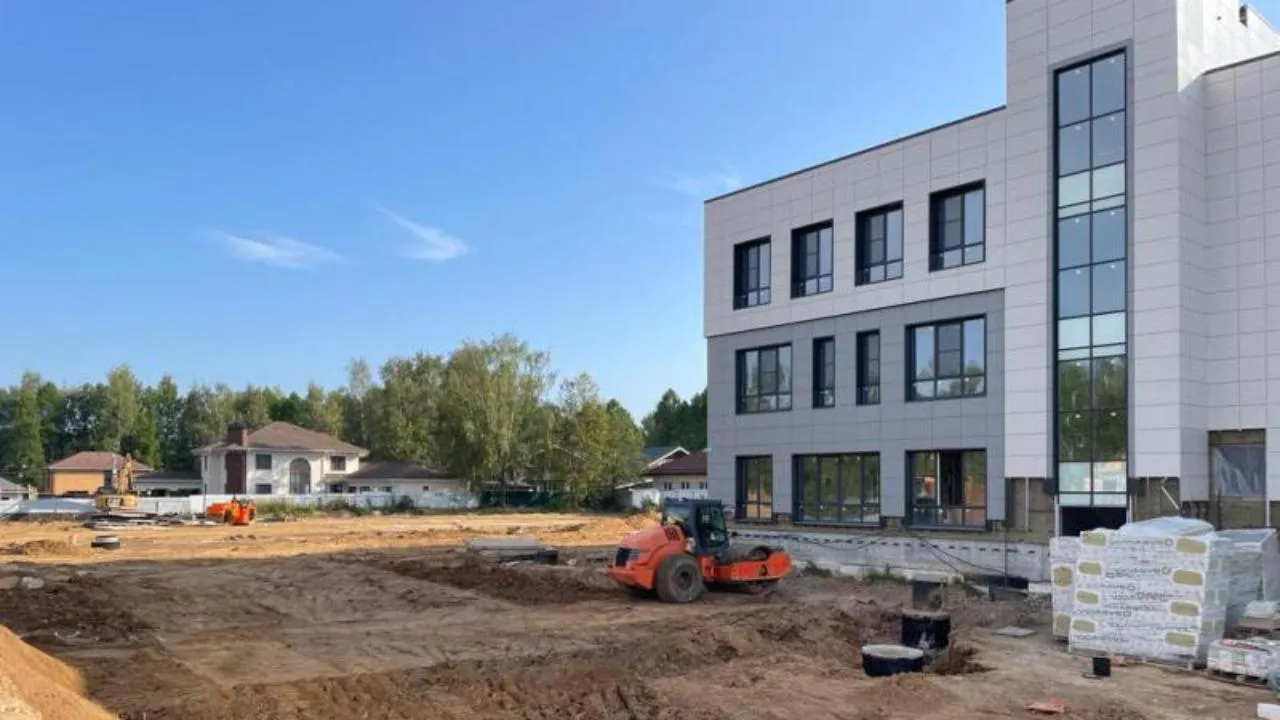 Здание физико-математического лицея продолжают возводить в подмосковном Сергиевом Посаде