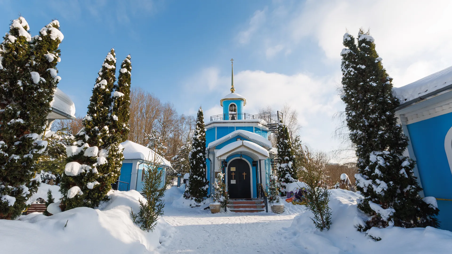 Тащат в церковь пакеты с могилы: священники развенчали самый популярный миф среди верующих