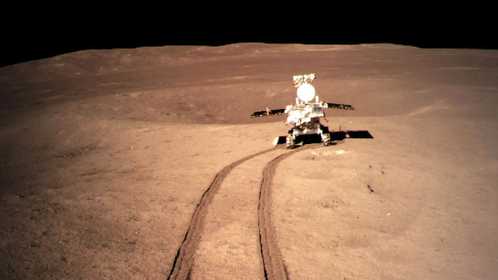 Китайский луноход Yutu-2 на обратной стороне Луны, январь 2019 года. Фото: Xinhua