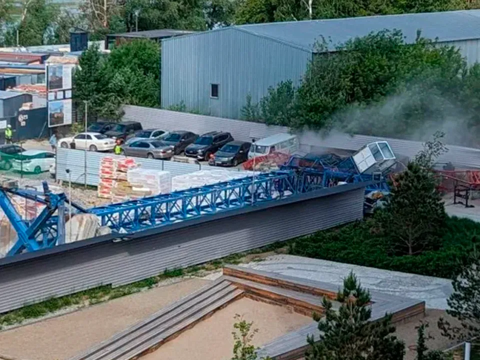 «Никто не торопился»: очевидица рассказала, как пытались спасти женщину после падения башенного крана