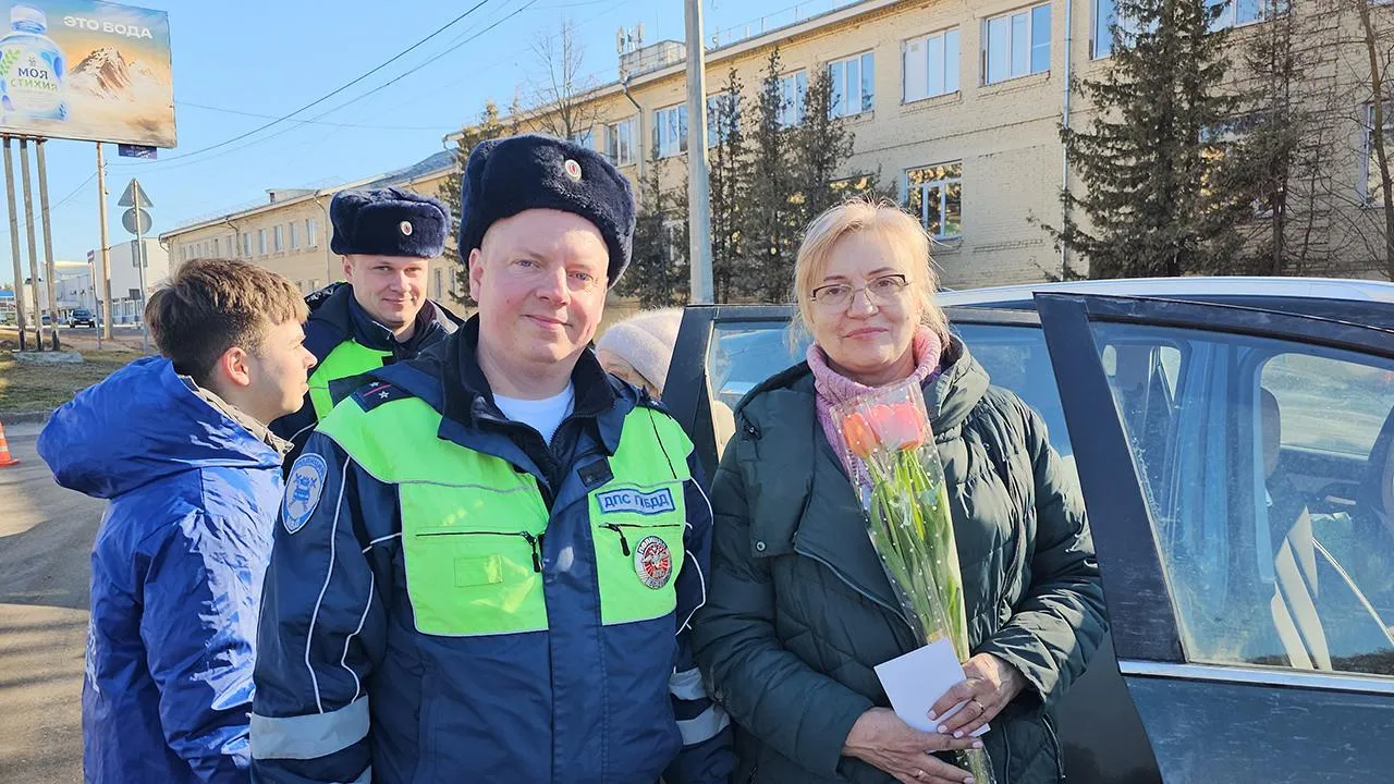 Свыше 50 букетов подарили женщинам-водителям в рамках акции «Цветочный патруль» в Луховицах