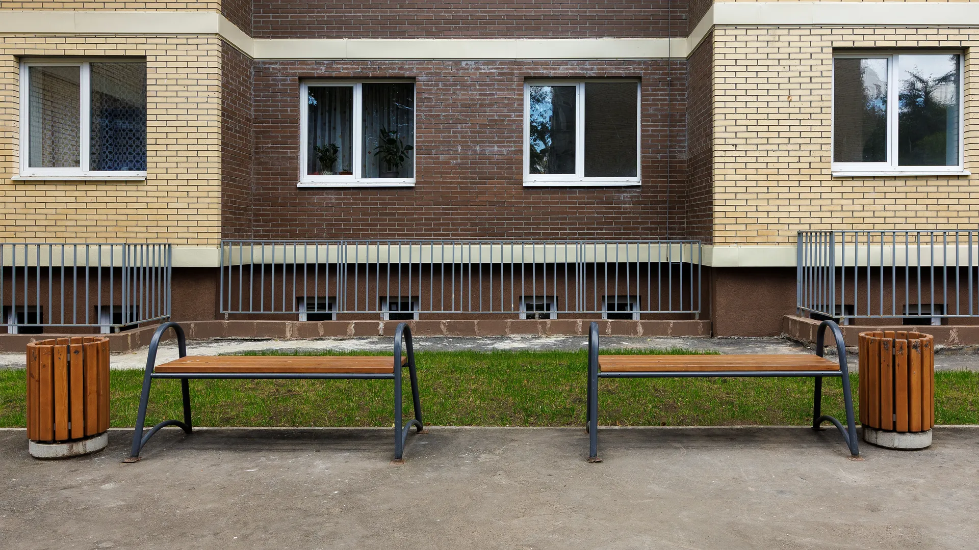 Лавочка у дома для переселенцев в ЖК «Высокий берег» Лыткарино