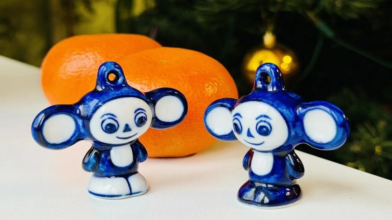 В Подмосковье Чебурашку «переодели» в гжель на фарфоровом заводе