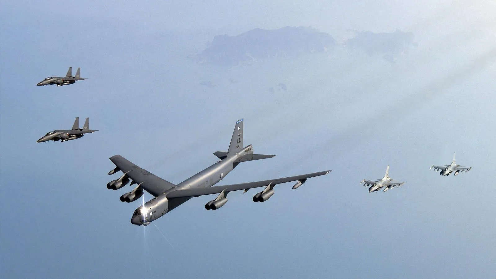 Стратегический бомбардировщик ВВС США B-52H Stratofortress в сопровождении южнокорейских и американских истребителей во время учений Vigilant Storm-23, 19 марта 2023 года. 1st Lt. Cameron Silver/U.S. Air