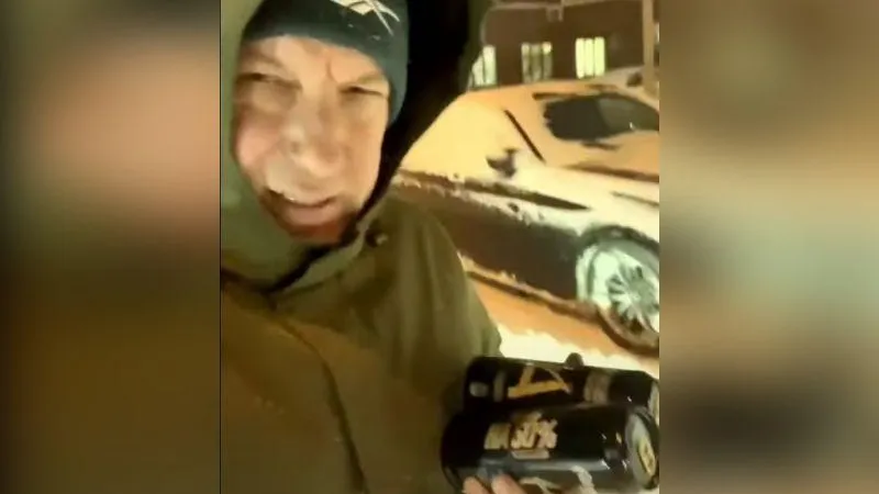 Горожанин подбодрил напитками уставших дворников из Балашихи
