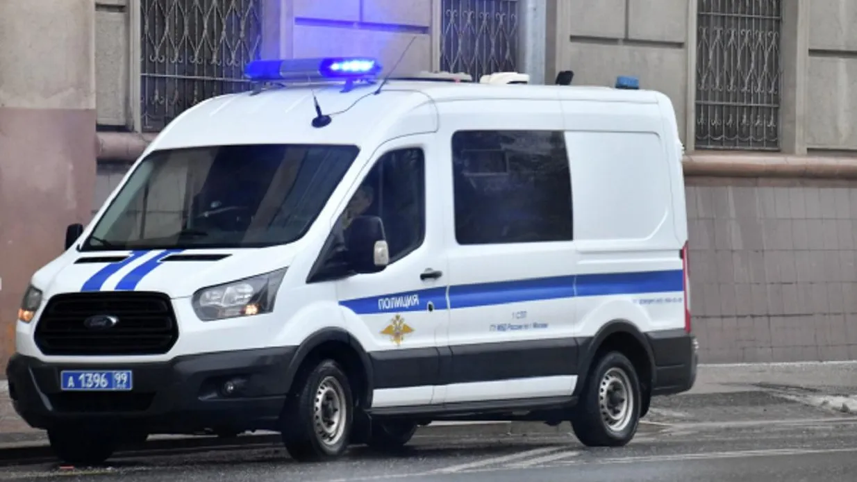 Шесть часов в Петербурге убирали кислоту, разлитую недалеко от шоссе