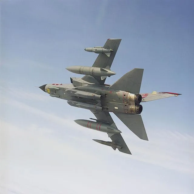 Самолет королевских ВВС Tornado GR4 из 617-й эскадрильи с крылатыми ракетами Storm Shadow