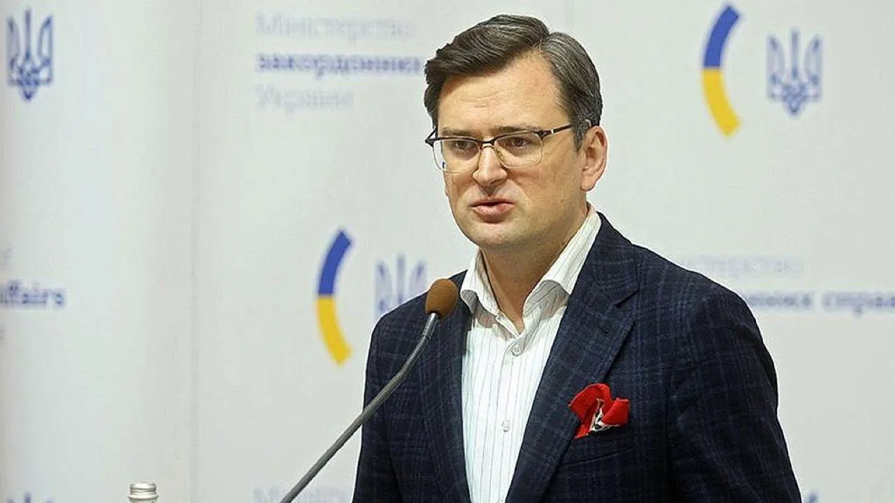 Глава МИД Украины Кулеба украдкой затянулся сигаретой во время прямого эфира