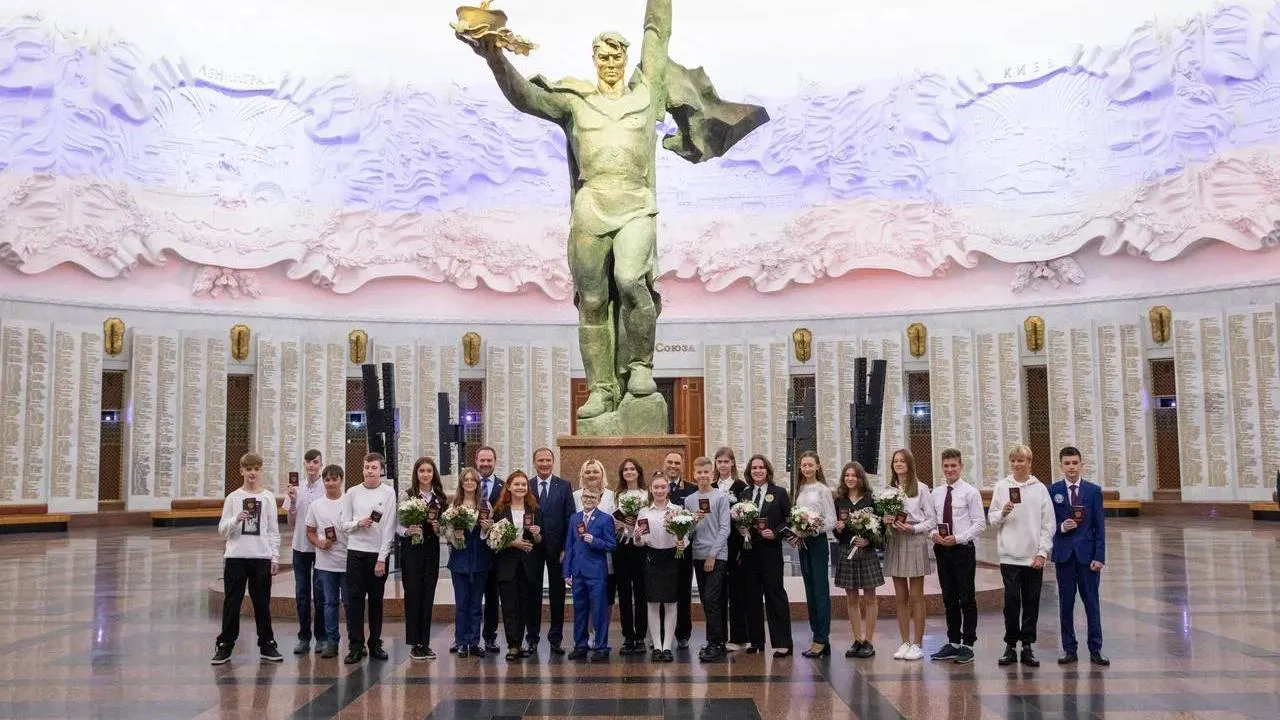 Двадцать подростков из новых регионов получили паспорта граждан России