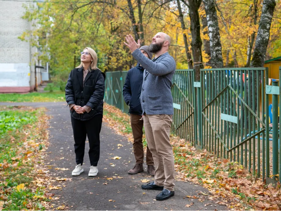 Павел Никишкин осматривает неисправный фонарь.&nbsp;Фото: пресс-служба администрации г. о. Фрязино
