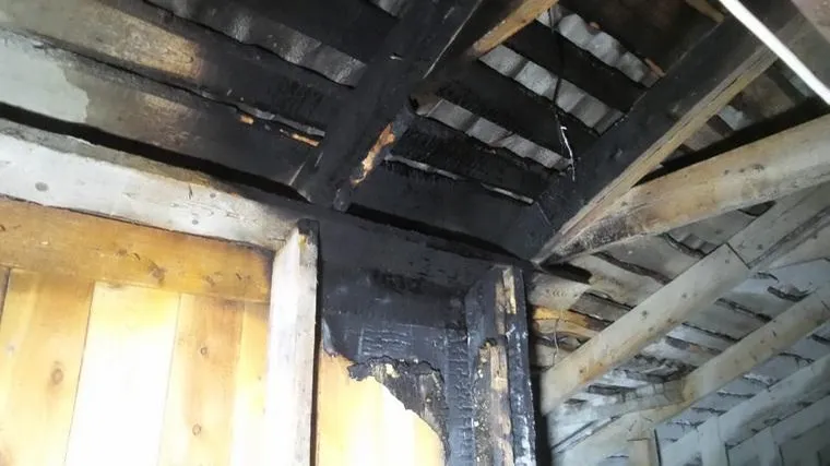 В Екатеринбурге неизвестные подожгли многоквартирный дом