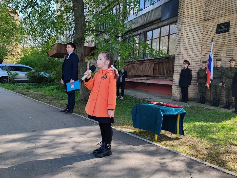 Ребенок читает стихотворение во время открытия памятной таблички ветерану в Черноголовке. Фото: пресс-служба партии «Единая Россия»