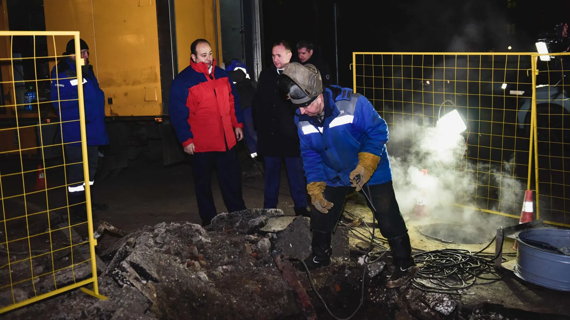 В подмосковных Химках оперативно устраняют повреждения теплосетей