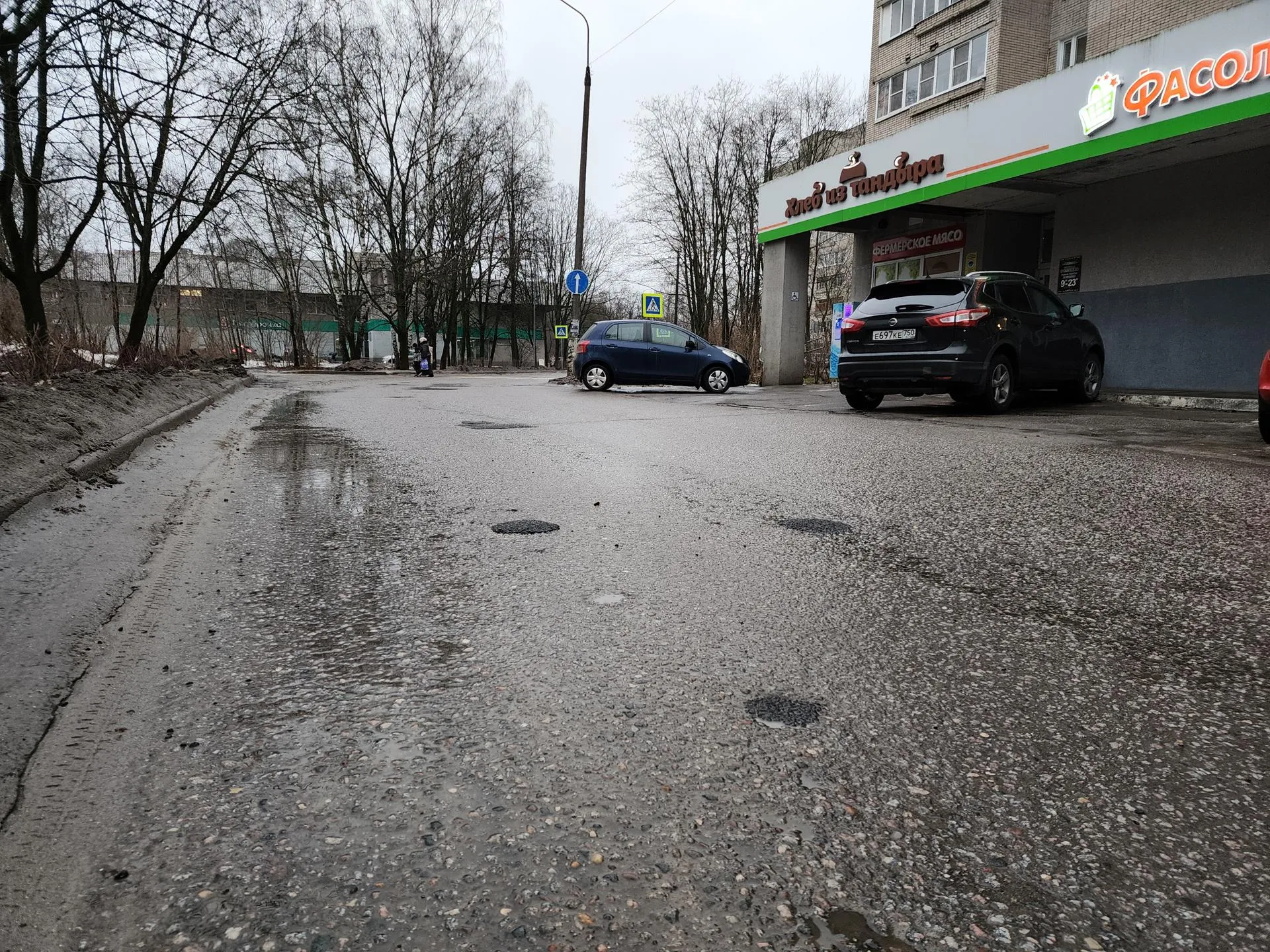 Заделанные дорожные ямы возле одного из городских магазинов. Фото: МедиаБанк Подмосковья/Иван Петрушин&nbsp;