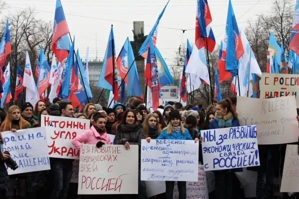 Участники митинга в Луганске в поддержку требований глав ЛНР и ДНР к Киеву прекратить экономическую и транспортную блокаду Донбасса, 2017 год