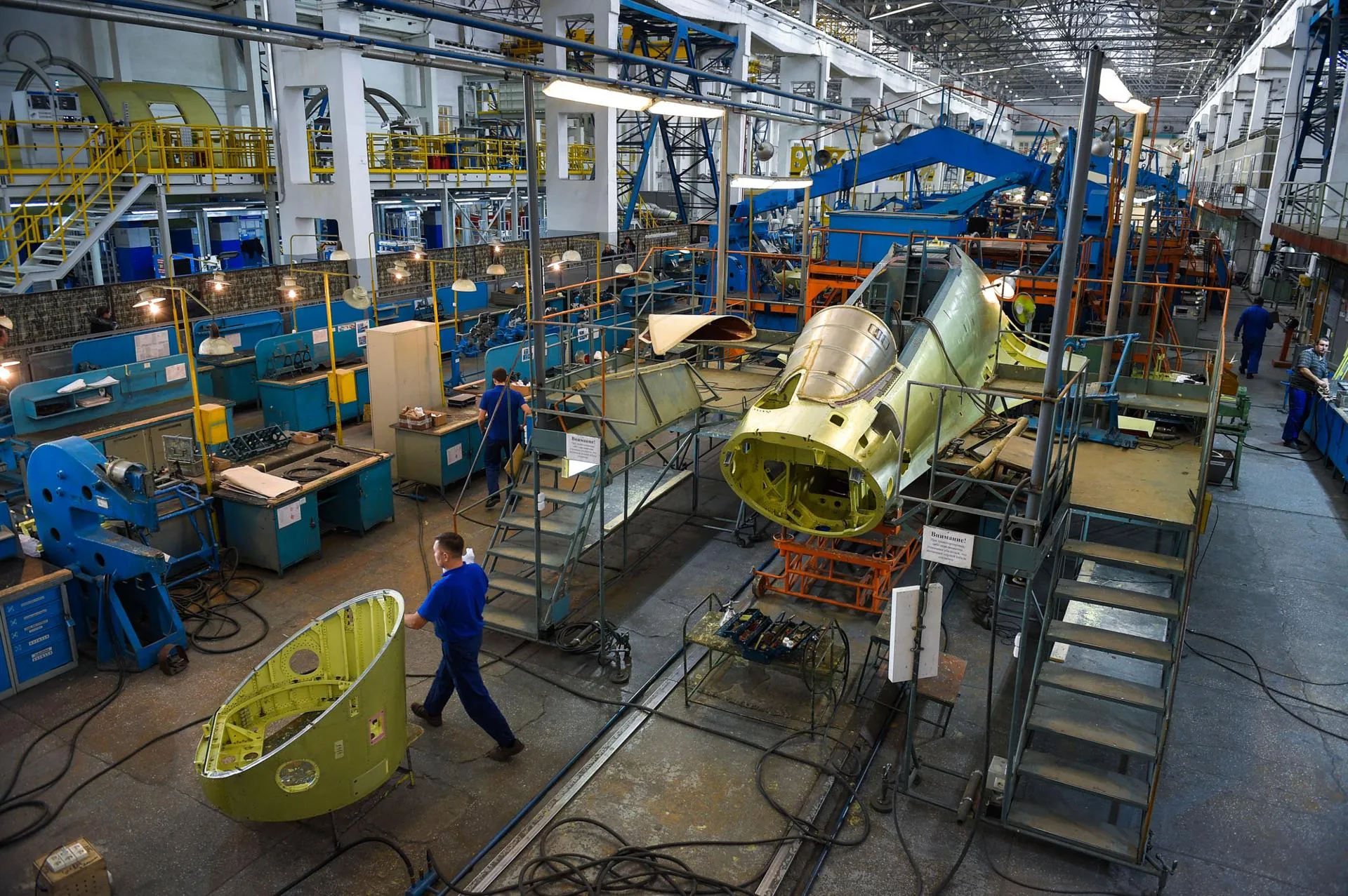 Сборка многоцелевых истребителей четвертого поколения СУ-30 на Иркутском авиационном заводе. Фото: Aleksey Ivanov / TV Zvezda