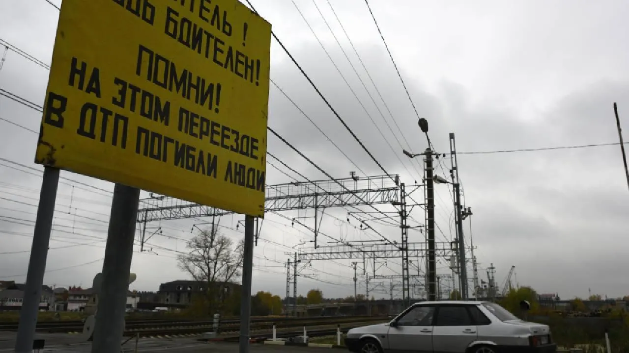 Очевидец рассказал, как в Приморье водитель «драпанул и эпично подпрыгнул» на ж/д переезде