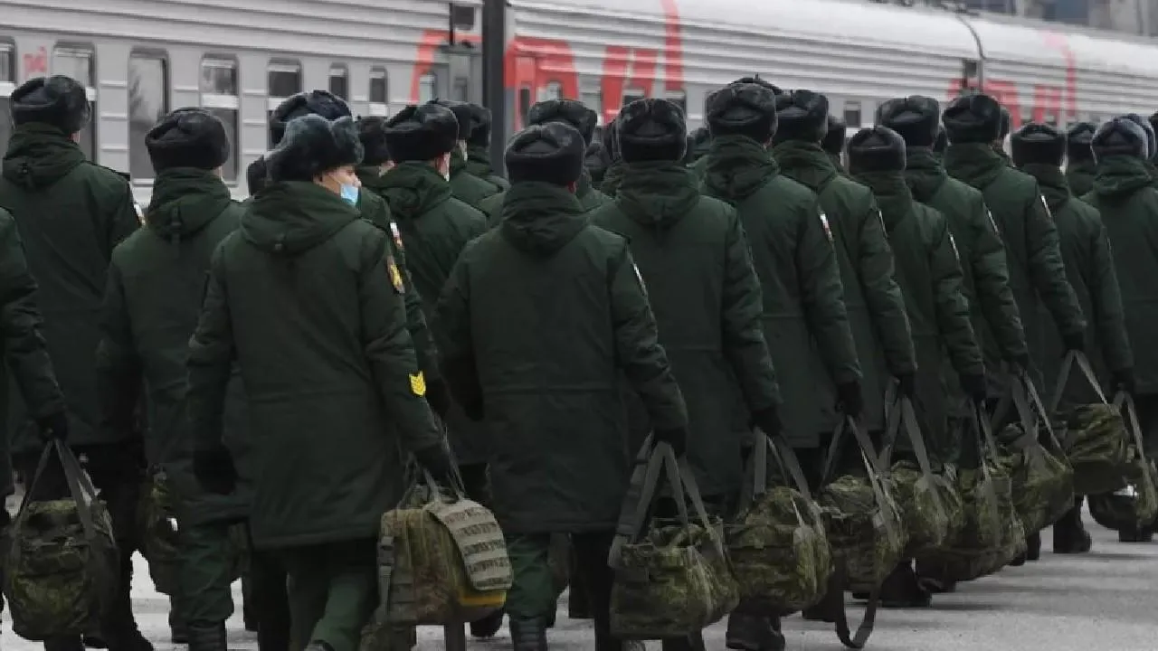 Военнообязанным, работающим за рубежом, рекомендовали взять годичный отпуск для прохождения службы