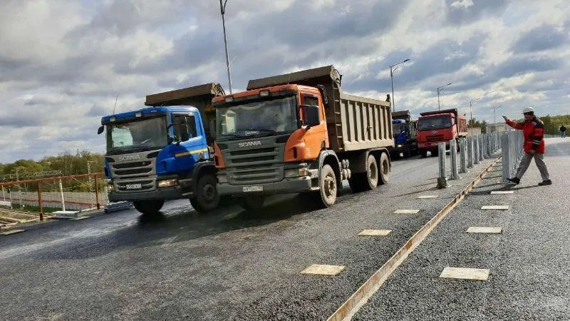 На путепроводе в Реутове проведены испытания с использованием шести КамАЗов весом 210 тонн
