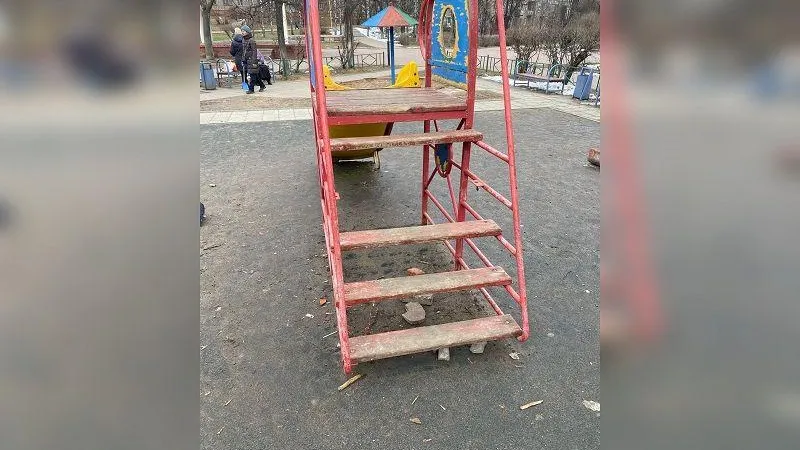 Опасную для игр детскую площадку оперативно починили в Дзержинском
